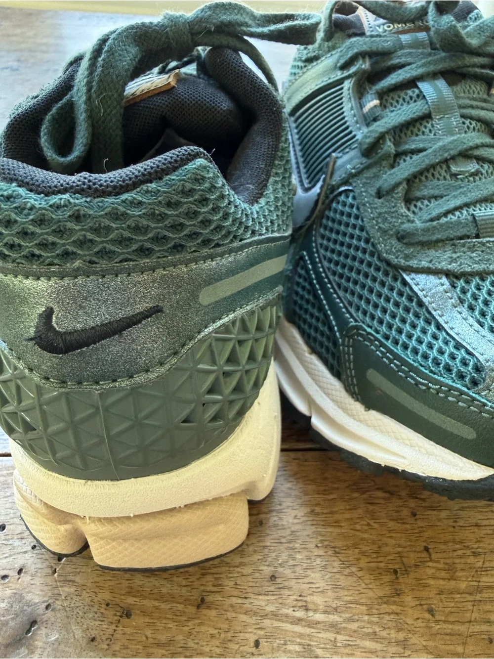 BRAND NEW Nike Women's Green Vomero 5 Sneakers with White Swoosh sz 9 - Picture 7 of 10